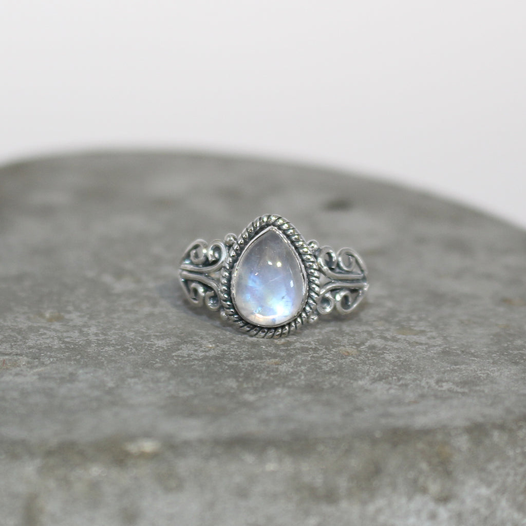 Vivian ring in moonstone sterling silver