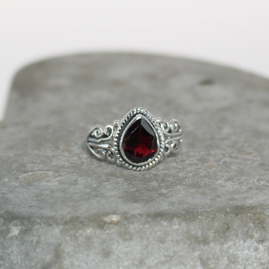 Vivian ring in garnet sterling silver