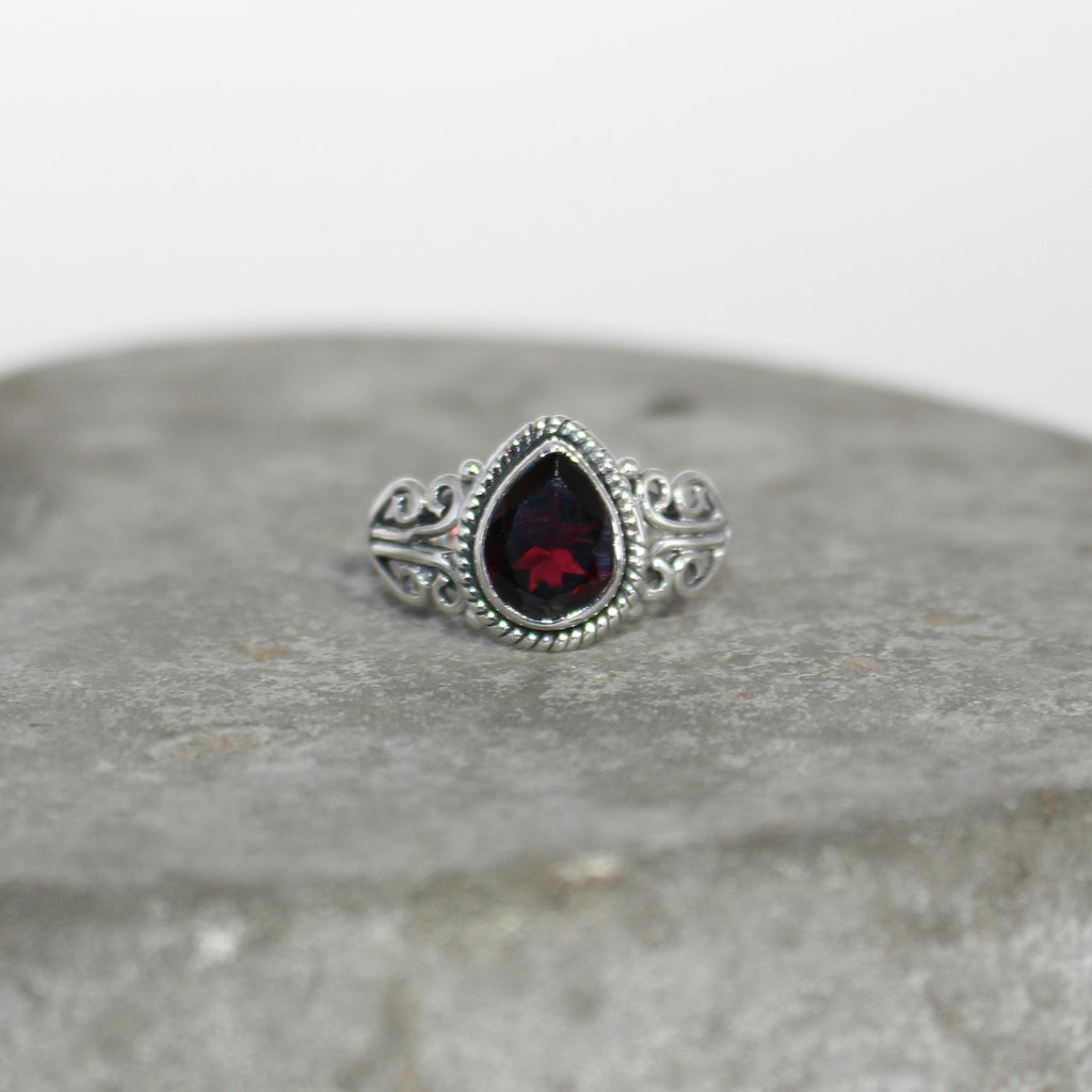 Vivian ring in garnet sterling silver