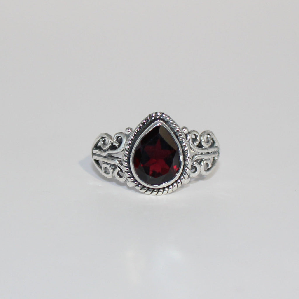 Vivian ring in garnet sterling silver