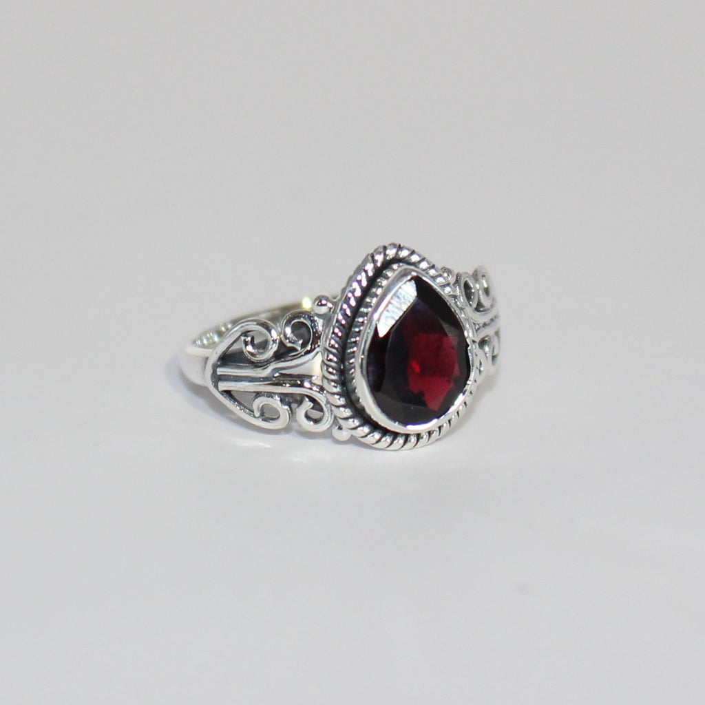 Vivian ring in garnet sterling silver
